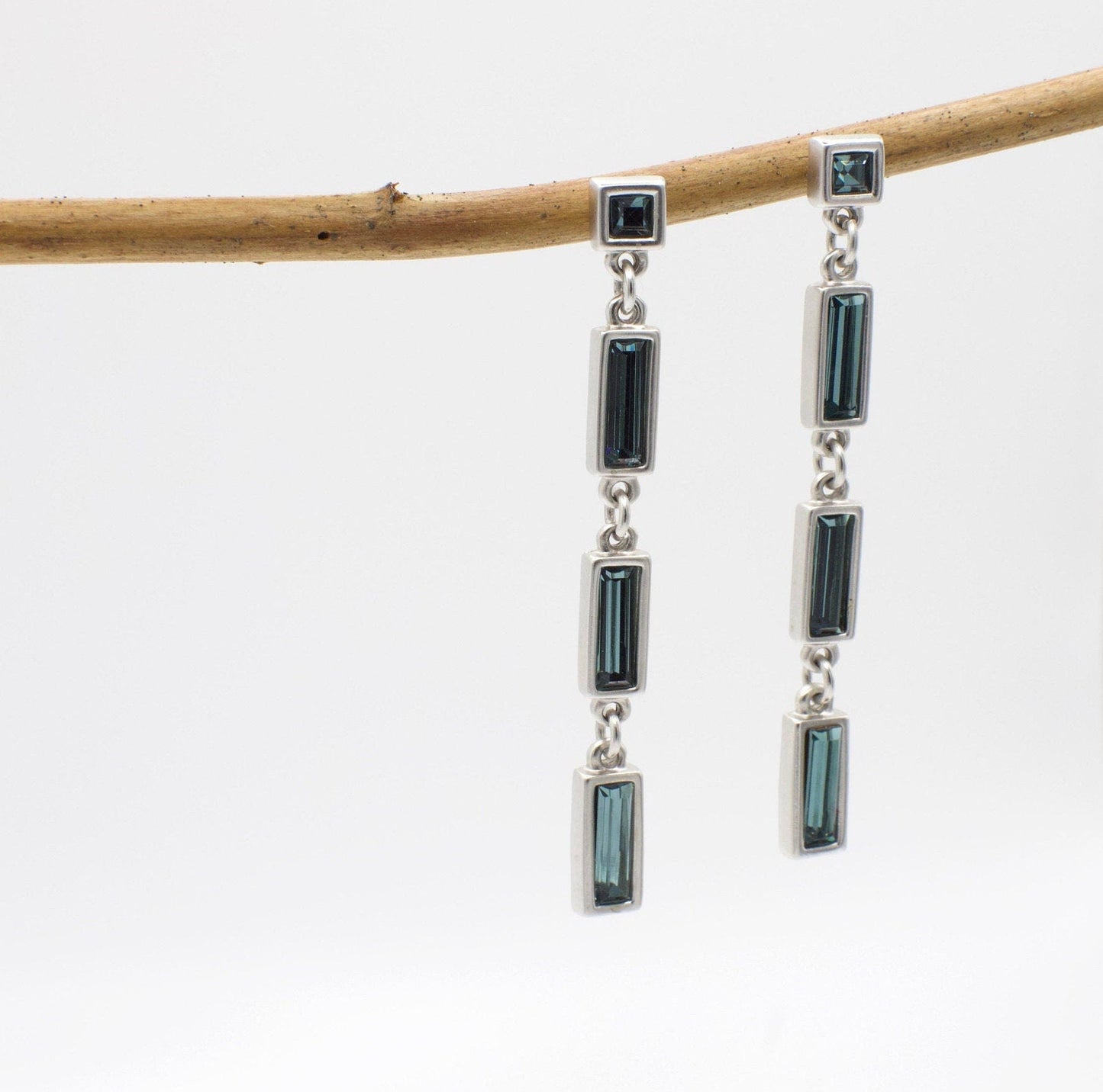 Vintage Ohrringe mit blauen Swarovski-Kristalltropfen