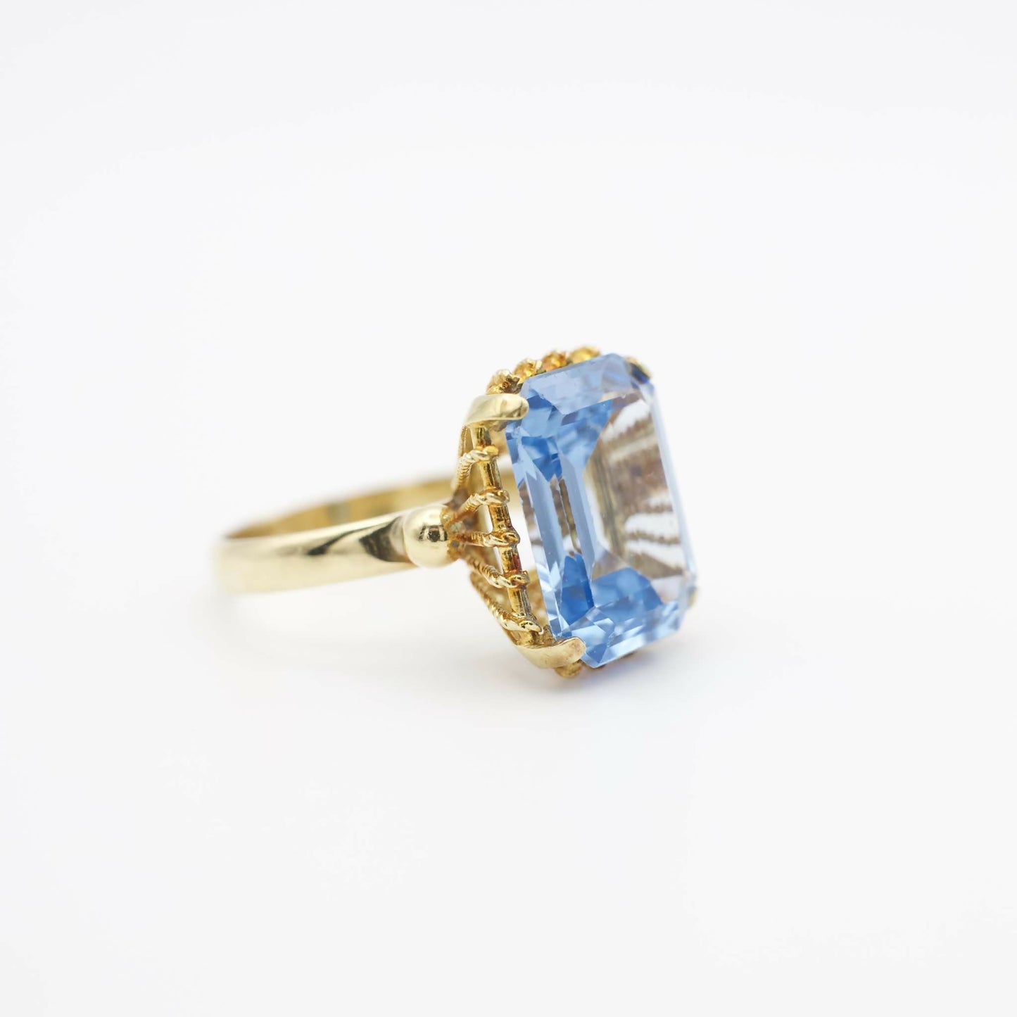 Vintage-Cocktailring mit blauem Spinell aus massivem 18K Gelbgold