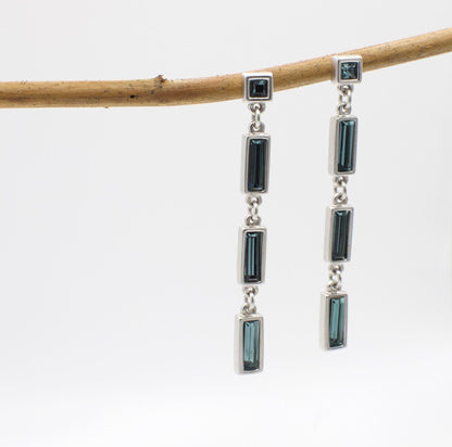 Vintage Ohrringe mit blauen Swarovski-Kristalltropfen