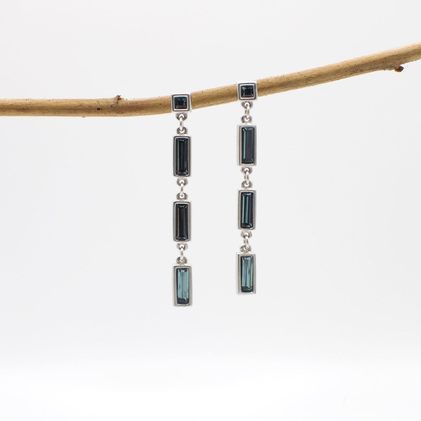Vintage Ohrringe mit blauen Swarovski-Kristalltropfen
