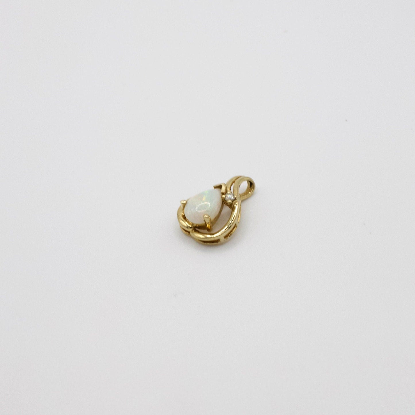Vintage 14K Plumb Gelbgold Opalanhänger mit echtem Diamant