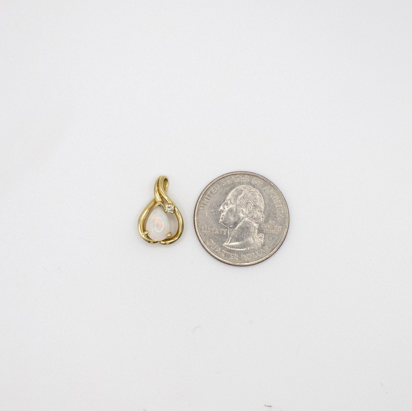 Vintage 14K Plumb Gelbgold Opalanhänger mit echtem Diamant